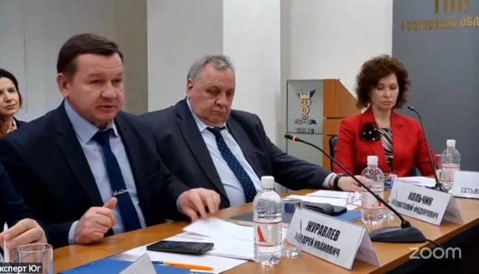В Ростовской области из-за нехватки кадров в АПК простаивают комбайны В Ростовской области из-за нехватки кадров в АПК простаивают комбайны