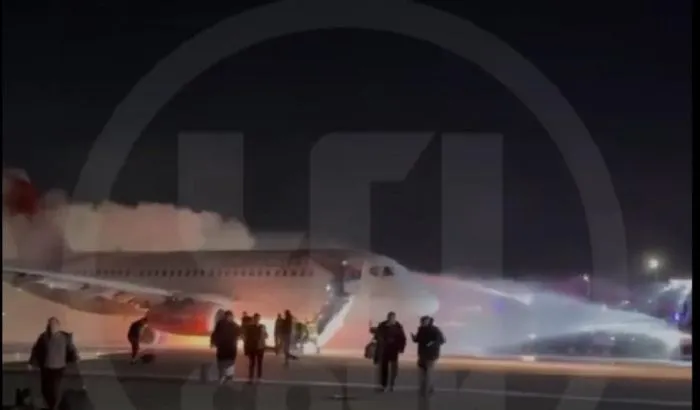 Самолет Sukhoi Superjet 100 рейса Сочи-Анталья загорелся при жесткой посадке Самолет Sukhoi Superjet 100 рейса Сочи-Анталья загорелся при жесткой посадке