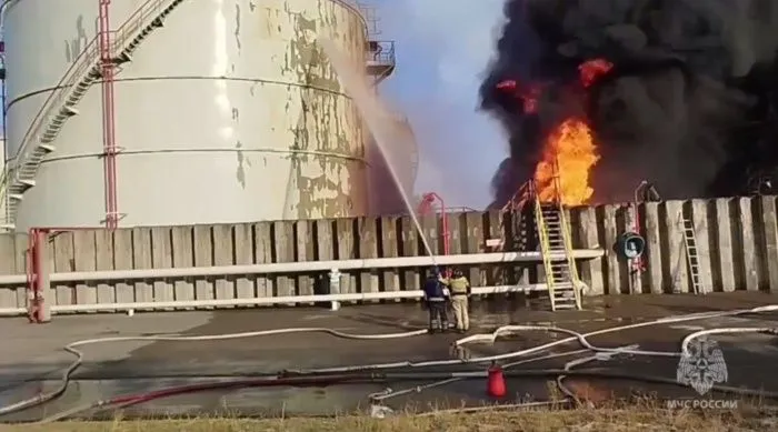 Пожар на нефтебазе в Ростовской области вспыхнул с новой силой на вторые сутки тушения Пожар на нефтебазе в Ростовской области вспыхнул с новой силой на вторые сутки тушения