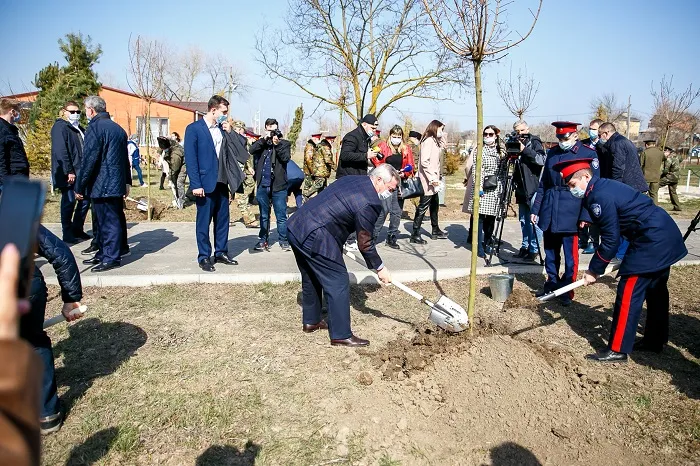 В Константиновске высадили 250 деревьев в рамках соглашения правительства Ростовской области и «Донского табака» В Константиновске высадили 250 деревьев в рамках соглашения правительства Ростовской области и «Донского табака»