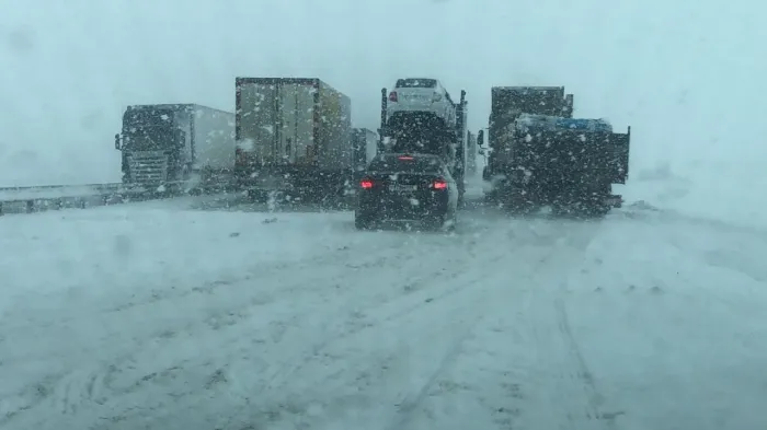 В Ростовской области на одном из участков трассы М-4 «Дон» ограничили проезд из-за снегопада
