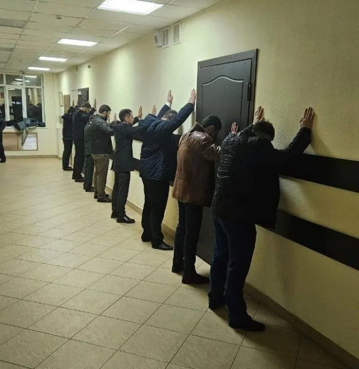Силовики в ходе рейдов в Сочи задержали более 400 мигрантов Силовики в ходе рейдов в Сочи задержали более 400 мигрантов