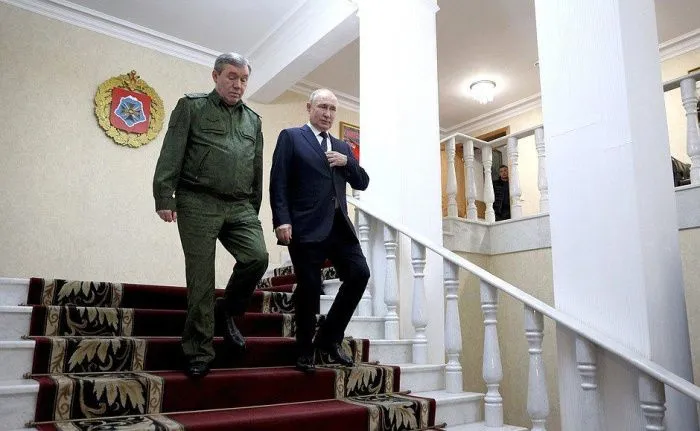 Владимир Путин посетил штаб армии в Ростове-на-Дону и заслушал доклад о ходе спецоперации Владимир Путин посетил штаб армии в Ростове-на-Дону и заслушал доклад о ходе спецоперации