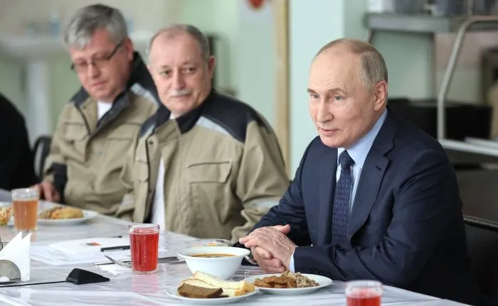 Путин попробовал томаты в самом крупном в России тепличном комплексе на Ставрополье Путин попробовал томаты в самом крупном в России тепличном комплексе на Ставрополье
