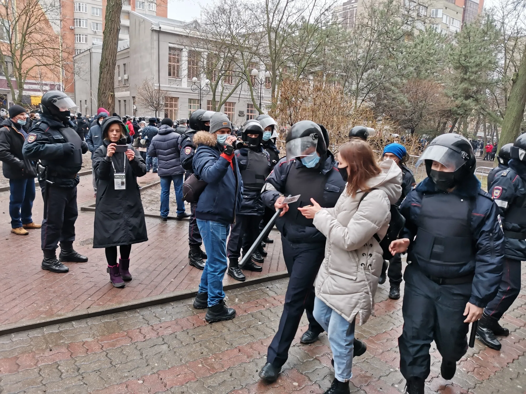 Порядка 50 человек задержали в Ростове во время несогласованной акции протеста в поддержку Навального Порядка 50 человек задержали в Ростове во время несогласованной акции протеста в поддержку Навального