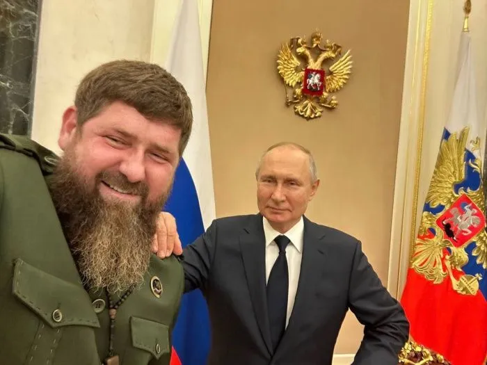 Глава Чечни предложил снять санкции с его родственников в обмен на 20 пленных солдат ВСУ Глава Чечни предложил снять санкции с его родственников в обмен на 20 пленных солдат ВСУ