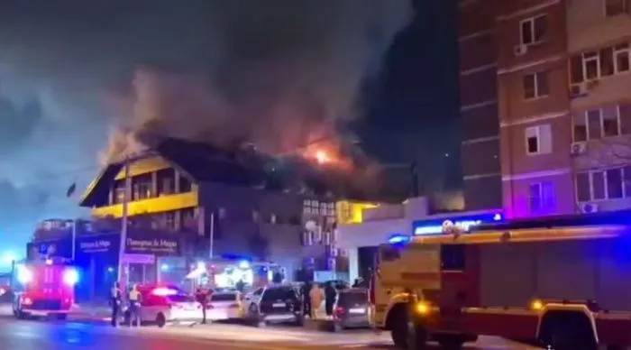 В Краснодаре тушат пожар в ресторане на 600 квадратных метрах В Краснодаре тушат пожар в ресторане на 600 квадратных метрах
