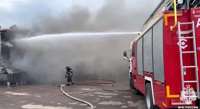 В Краснодаре больше 100 спасателей тушили пожар в двух ангарах В Краснодаре больше 100 спасателей тушили пожар в двух ангарах