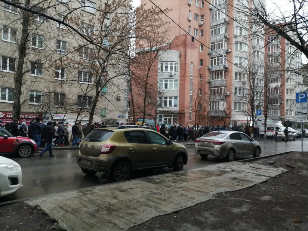 После несогласованной акции протеста в Ростове задержали почти 100 человек После несогласованной акции протеста в Ростове задержали почти 100 человек