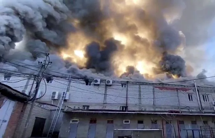 В Дагестане горит ЦУМ в городе Буйнакске, эвакуированы 27 человек