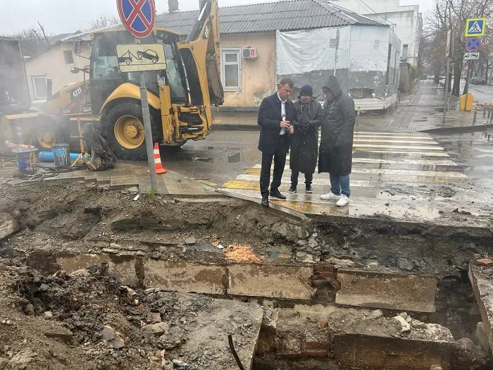 На месте аварии на теплосетях в центре Краснодара сегодня завершат сварочные работы На месте аварии на теплосетях в центре Краснодара сегодня завершат сварочные работы