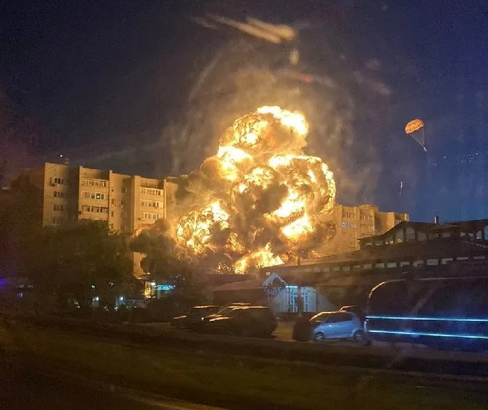 Бомбардировщик СУ-34 упал на жилой дом в Ейске Бомбардировщик СУ-34 упал на жилой дом в Ейске