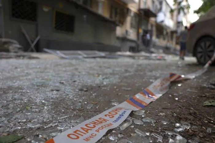 В Ростове-на-Дону после взрыва БПЛА загорелась крыша четырехэтажного дома В Ростове-на-Дону после взрыва БПЛА загорелась крыша четырехэтажного дома