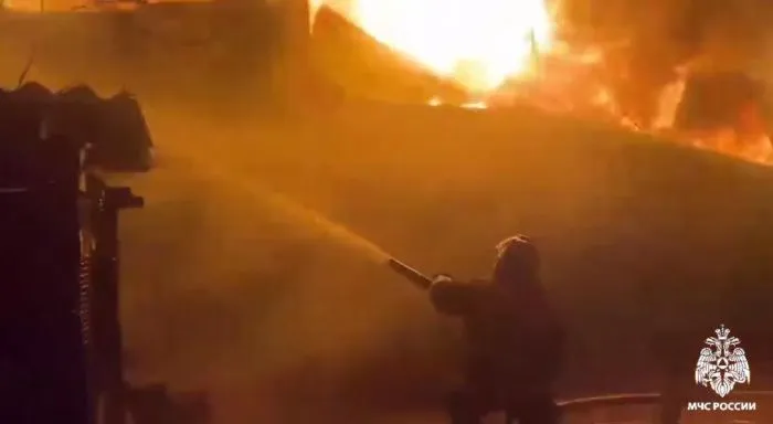 В Дагестане во время пожара в мебельном цехе огонь перекинулся на жилой дом В Дагестане во время пожара в мебельном цехе огонь перекинулся на жилой дом