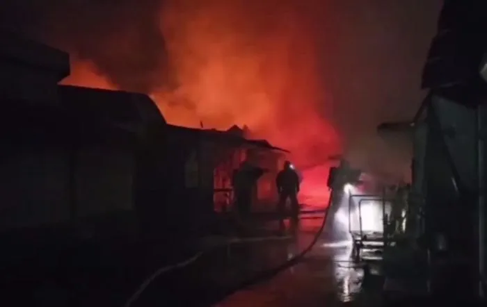 На рынке в Аксае Ростовской области сгорели 25 торговых павильонов На рынке в Аксае Ростовской области сгорели 25 торговых павильонов