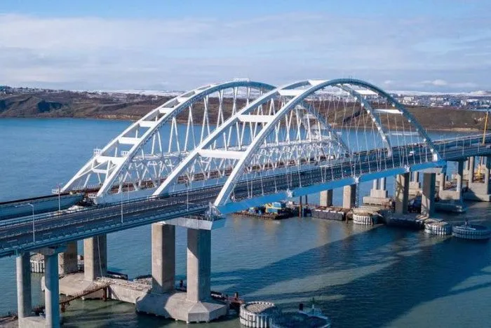 Водителям и пассажирам в очереди на Крымский мост начали выдавать воду Водителям и пассажирам в очереди на Крымский мост начали выдавать воду