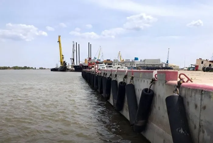 Росморпорт выплатит больше 2 млн руб. за загрязнение реки в Астраханской области Росморпорт выплатит больше 2 млн руб. за загрязнение реки в Астраханской области