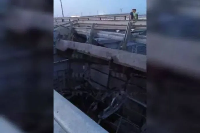 Движение на Крымском мосту остановлено из-за ЧП Движение на Крымском мосту остановлено из-за ЧП