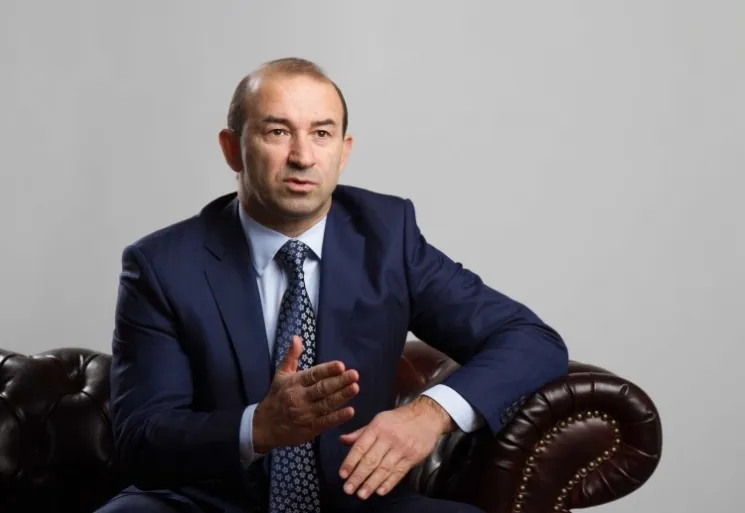 Индейке рубят голову: ВЭБ добивается отстранения Вадима Ванеева от управления «Евродоном» Индейке рубят голову: ВЭБ добивается отстранения Вадима Ванеева от управления «Евродоном»