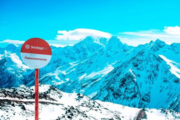 В горах Кавказа объявили экстренные предупреждения из-за лавин