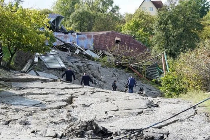 Из-за оползня в Сочи были повреждены более 20 домов и обрушено несколько участков дорог Из-за оползня в Сочи были повреждены более 20 домов и обрушено несколько участков дорог