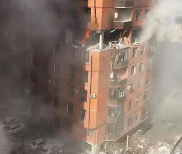 В многоэтажке в Махачкале взорвался газ, два человека пострадали В многоэтажке в Махачкале взорвался газ, два человека пострадали