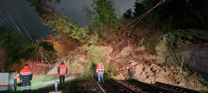 В РЖД сообщили о задержке пассажирских поездов из-за схода селя в  Сочи