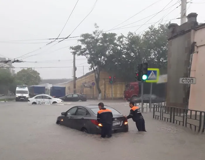 В Новороссийске из-за проливного дождя подтопило несколько улиц В Новороссийске из-за проливного дождя подтопило несколько улиц