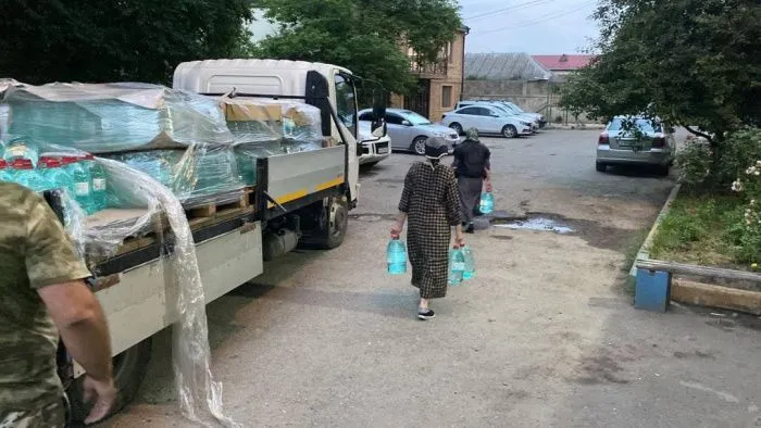 После массового отравления в Буйнакске для жителей организовали подвоз бутилированной воды После массового отравления в Буйнакске для жителей организовали подвоз бутилированной воды