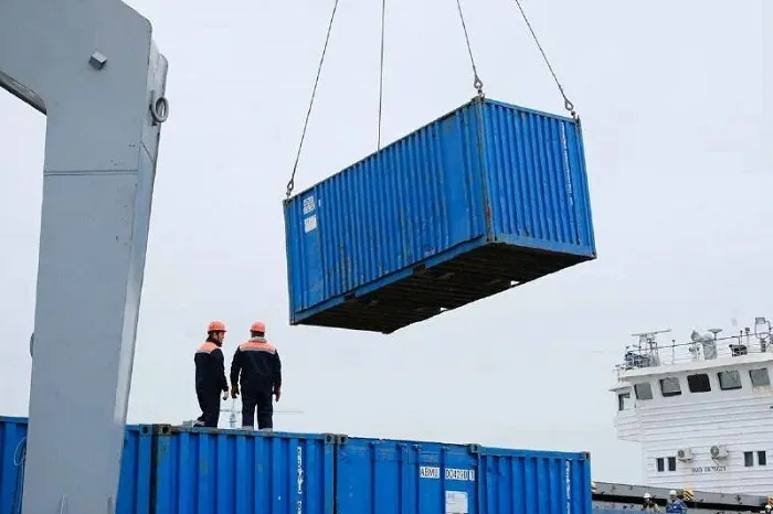 В Астраханском морском порту запущен сервис по доставке контейнеров в Юго-Восточную Азию В Астраханском морском порту запущен сервис по доставке контейнеров в Юго-Восточную Азию