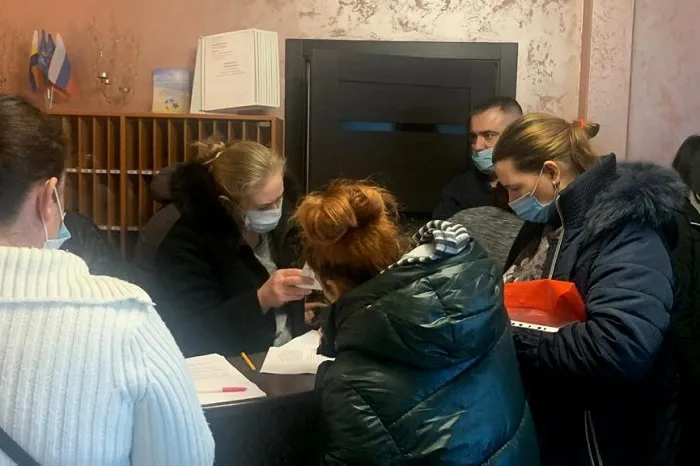 В Ростовской области свыше 1000 беженцев из Донбасса получили по 10 тысяч рублей В Ростовской области свыше 1000 беженцев из Донбасса получили по 10 тысяч рублей