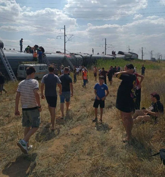 В результате схода поезда Казань-Адлер число госпитализированных пассажиров увеличилось до 55 человек В результате схода поезда Казань-Адлер число госпитализированных пассажиров увеличилось до 55 человек