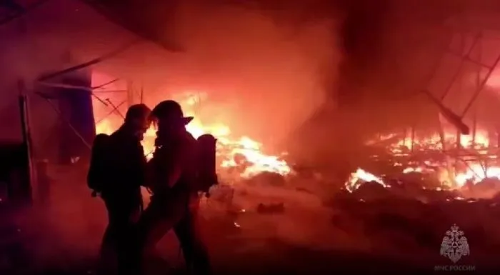 В Ростове утром потушили пожар на рынке «Восточный» на Темернике В Ростове утром потушили пожар на рынке «Восточный» на Темернике
