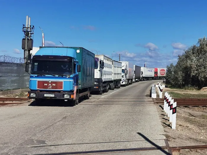 Более тысячи грузовиков стоят в очереди на Керченскую переправу Более тысячи грузовиков стоят в очереди на Керченскую переправу