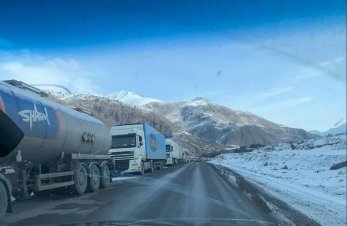 В Северной Осетии больше четырех сотен грузовиков стоят у границы России с Грузией В Северной Осетии больше четырех сотен грузовиков стоят у границы России с Грузией