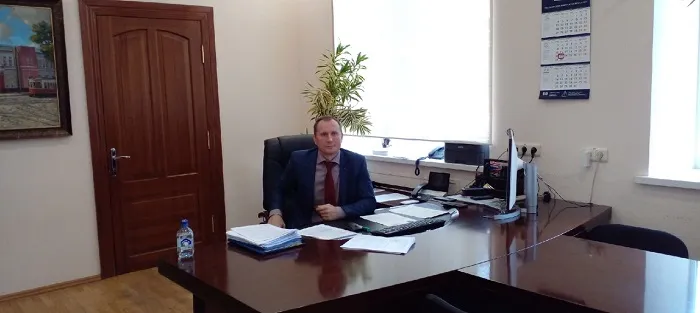 С широко закрытыми дверями: зачем непризнанный гендиректор Ростовводоканала сидит в осаде С широко закрытыми дверями: зачем непризнанный гендиректор Ростовводоканала сидит в осаде