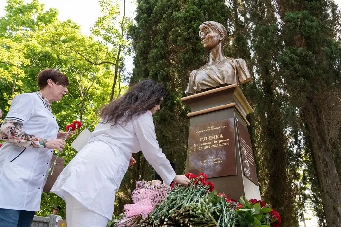 В Сочи открыли памятник Елизавете Глинке В Сочи открыли памятник Елизавете Глинке