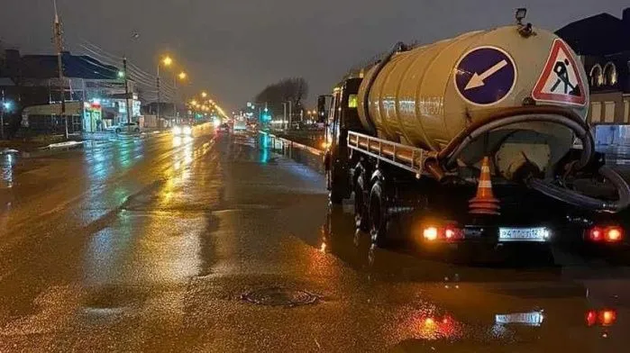 В Краснодаре 6 марта после ночного ливня подтопило несколько улиц В Краснодаре 6 марта после ночного ливня подтопило несколько улиц