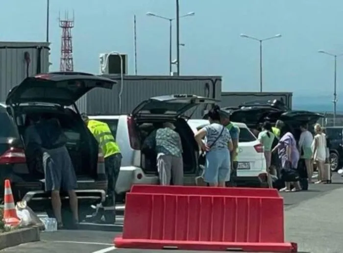 У въезда на Крымский мост скопилась очередь до 1380 автомобилей У въезда на Крымский мост скопилась очередь до 1380 автомобилей