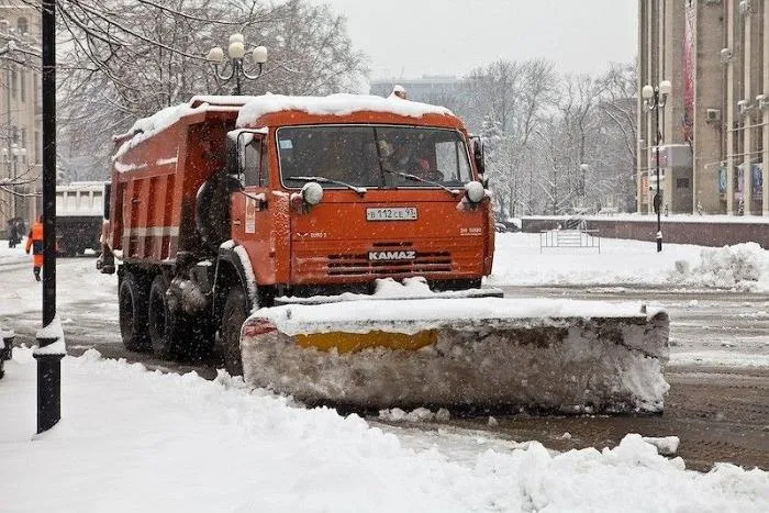 Более 300 снегоуборочных машин очищают дороги Кубани Более 300 снегоуборочных машин очищают дороги Кубани