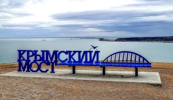 Возле Крымского моста образовались очереди автомобилей с туристами