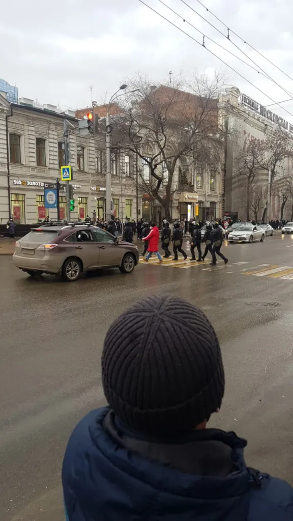 Участники двигаются в сторону мэрии..jpg Участники двигаются в сторону мэрии..jpg