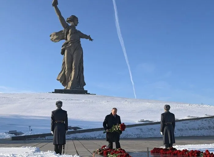 Путин Мамаев Курган kremlin ru.jpg Путин Мамаев Курган kremlin ru.jpg