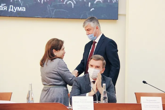 Неярохина поздравляет Логвиненко.jpg Неярохина поздравляет Логвиненко.jpg