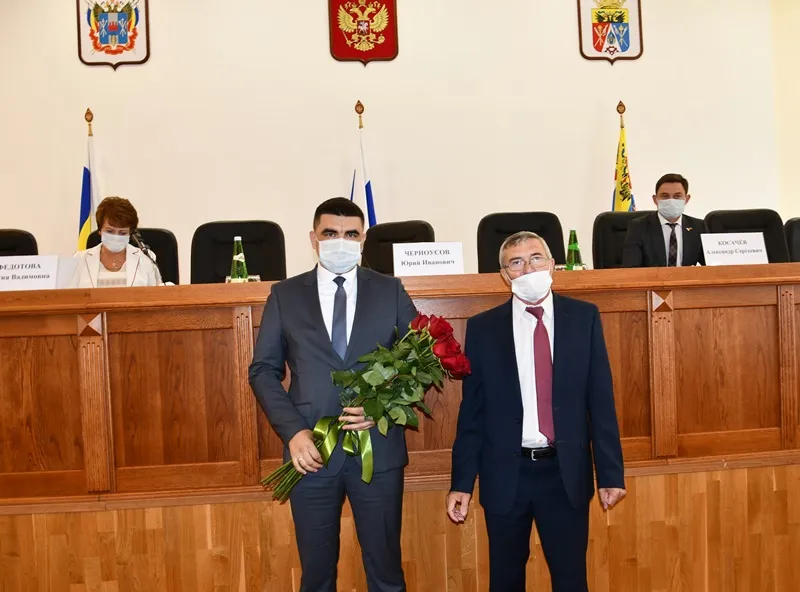 Сергей Бодряков и букет роз.jpg Сергей Бодряков и букет роз.jpg