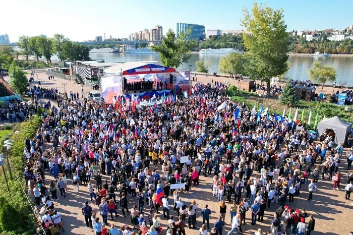 Ростовчане в парке Левобережный.jpg Ростовчане в парке Левобережный.jpg