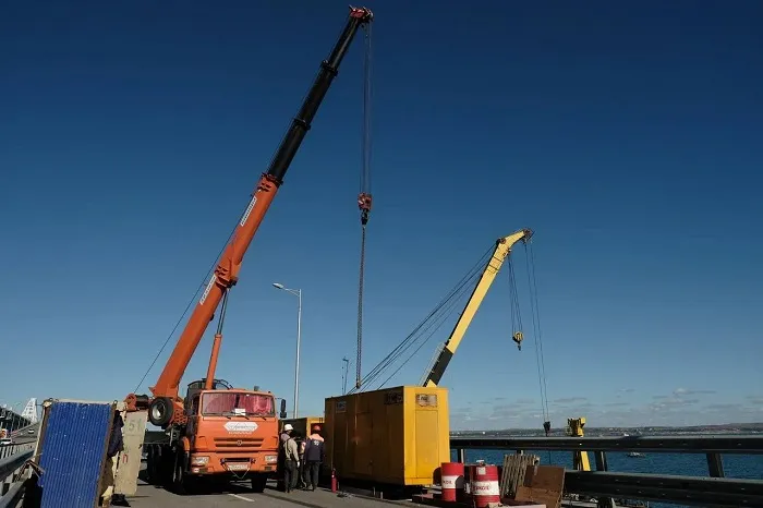 Краны поднимают упавший в море пролет на Крымском мосту.jpg Краны поднимают упавший в море пролет на Крымском мосту.jpg