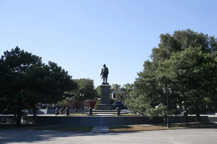Памятник Петру Первому в Таганроге.jpg Памятник Петру Первому в Таганроге.jpg