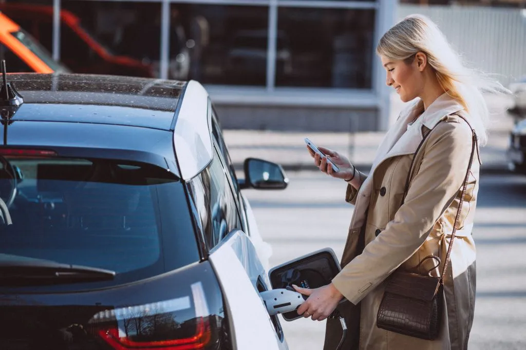 woman-charging-electro-car-electric-gas-station.jpg woman-charging-electro-car-electric-gas-station.jpg