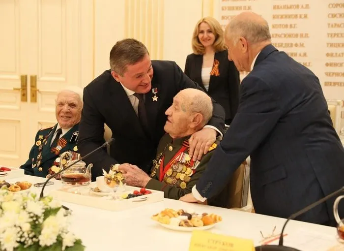 Андрей Бочаров и ветераны.jpg Андрей Бочаров и ветераны.jpg